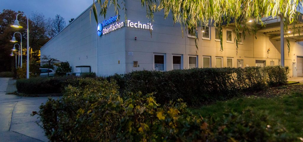 Mendener Oberflächentechnik - Ansicht bei Nacht
